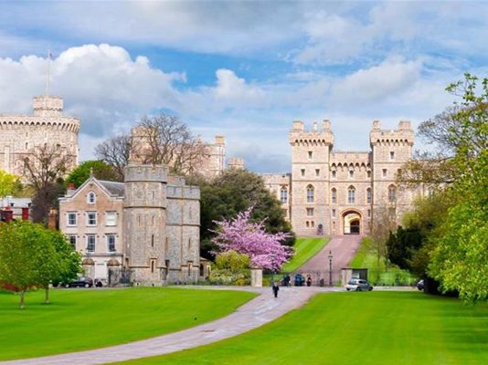 Khám phá vẻ đẹp cổ kính của lâu đài Windsor khi du lịch Anh